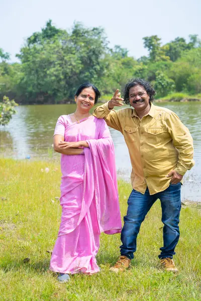 Nehrin önündeki mutlu Hintli çift