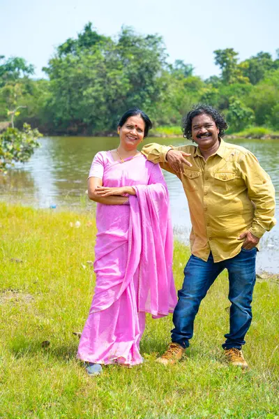 Nehrin önündeki mutlu Hintli çift