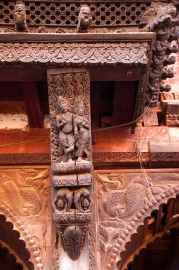 Erotik ağaç oymacılığı, antik Pashupatinath Hindu Tapınağı, Katmandu, Nepal.
