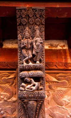 Erotik ağaç oymacılığı, antik Pashupatinath Hindu Tapınağı, Katmandu, Nepal.