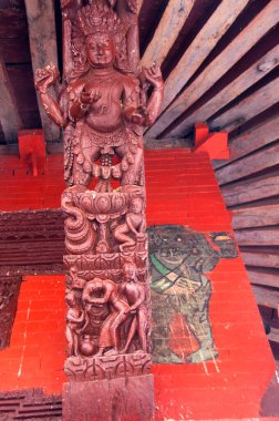 Erotik ağaç oymacılığı, antik Pashupatinath Hindu Tapınağı, Katmandu, Nepal.