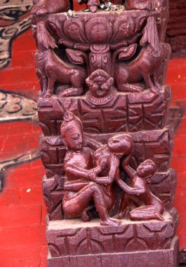 Erotik ağaç oymacılığı, antik Pashupatinath Hindu Tapınağı, Katmandu, Nepal.