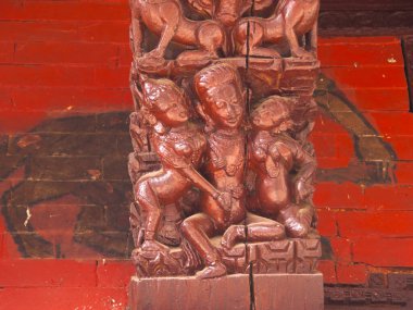 Erotik ağaç oymacılığı, antik Pashupatinath Hindu Tapınağı, Katmandu, Nepal.