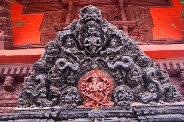 Erotik ağaç oymacılığı, antik Pashupatinath Hindu Tapınağı, Katmandu, Nepal.
