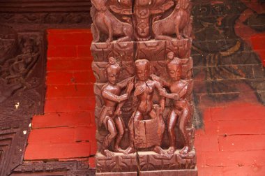 Erotik ağaç oymacılığı, antik Pashupatinath Hindu Tapınağı, Katmandu, Nepal.