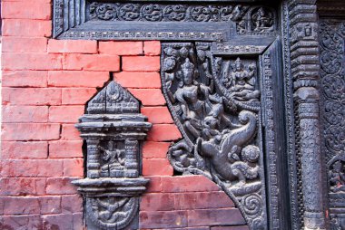 Erotik ağaç oymacılığı, antik Pashupatinath Hindu Tapınağı, Katmandu, Nepal.