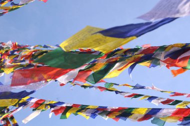 Renkli Tibet duası Katmandu, Nepal, UNESCO Dünya Mirası Alanında Boudhanath Stupa 'yı işaret ediyor.