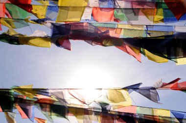 Renkli Tibet duası Katmandu, Nepal, UNESCO Dünya Mirası Alanında Boudhanath Stupa 'yı işaret ediyor.