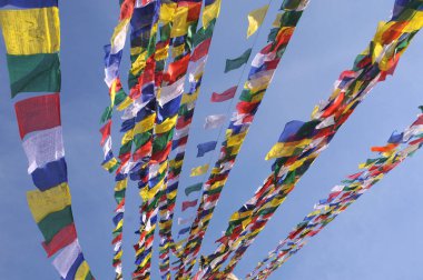 Renkli Tibet duası Katmandu, Nepal, UNESCO Dünya Mirası Alanında Boudhanath Stupa 'yı işaret ediyor.
