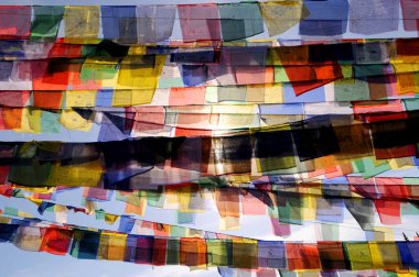 Renkli Tibet duası Katmandu, Nepal, UNESCO Dünya Mirası Alanında Boudhanath Stupa 'yı işaret ediyor.