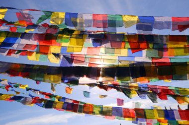 Renkli Tibet duası Katmandu, Nepal, UNESCO Dünya Mirası Alanında Boudhanath Stupa 'yı işaret ediyor.
