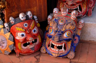 Sokaklarda satılmak üzere geleneksel el sanatları ve dini heykeller, Katmandu, Nepal.