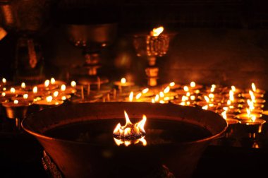 alevler bodhnath stupa Vadisi'nde Katmandu, nepal yakınındaki lambalı tereyağı