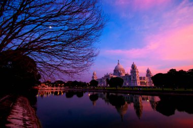 Günbatımında tarihi Victoria Anıtı anıtı ve müzesi. Kolkata, Hindistan.