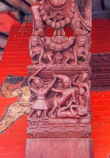 Erotik ağaç oymacılığı, antik Pashupatinath Hindu Tapınağı, Katmandu, Nepal.