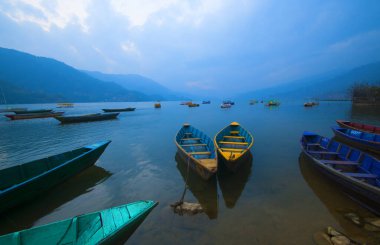 Fewa Gölü, Pokhara, Nepal 'de renkli ahşap tekne..