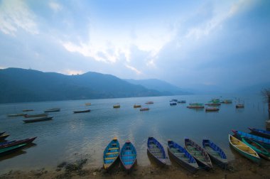 Fewa Gölü, Pokhara, Nepal 'de renkli ahşap tekne..