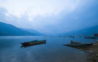 Fewa Gölü, Pokhara, Nepal 'de renkli ahşap tekne..