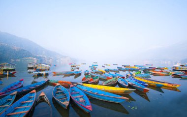 Fewa Gölü, Pokhara, Nepal 'de renkli ahşap tekne..