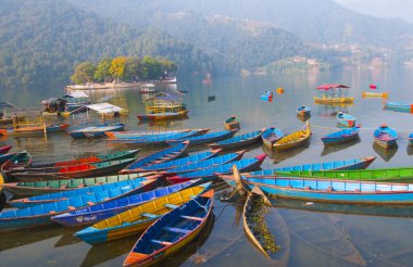 Fewa Gölü, Pokhara, Nepal 'de renkli ahşap tekne..