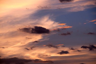 Bulutlu dramatik gün batımı gökyüzü, soyut gün batımı ve gündoğumu arkaplanı