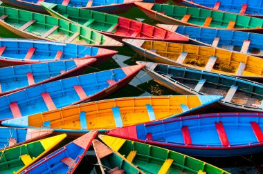 Fewa Gölü, Pokhara, Nepal 'de renkli ahşap tekne..