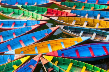 Fewa Gölü, Pokhara, Nepal 'de renkli ahşap tekne..