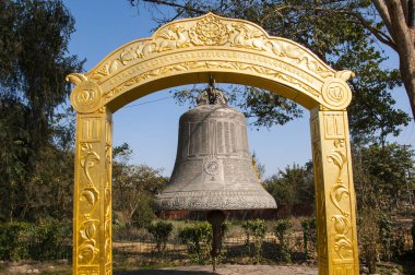 Lumbini 'nin UNESCO dünya mirası sahasında yer alan büyük bir çan yapısı