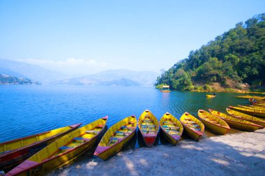 Fewa Gölü, Pokhara, Nepal 'de renkli ahşap tekne..