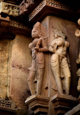 Khajuraho Tapınağı 'ndaki taş oyma heykelleri UNESCO' nun dünya mirası alanı Khajuraho, Madhya Pradesh, Hindistan