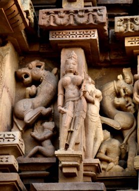 Khajuraho Tapınağı 'ndaki taş oyma heykelleri UNESCO' nun dünya mirası alanı Khajuraho, Madhya Pradesh, Hindistan