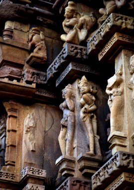 Khajuraho Tapınağı 'ndaki taş oyma heykelleri UNESCO' nun dünya mirası alanı Khajuraho, Madhya Pradesh, Hindistan
