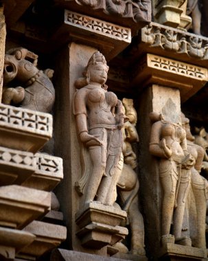 Khajuraho Tapınağı 'ndaki taş oyma heykelleri UNESCO' nun dünya mirası alanı Khajuraho, Madhya Pradesh, Hindistan