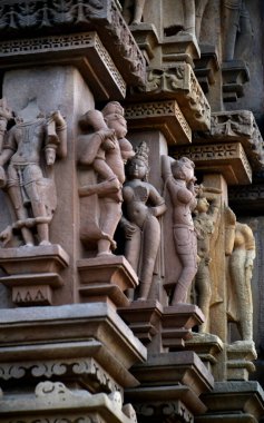 Khajuraho Tapınağı 'ndaki taş oyma heykelleri UNESCO' nun dünya mirası alanı Khajuraho, Madhya Pradesh, Hindistan