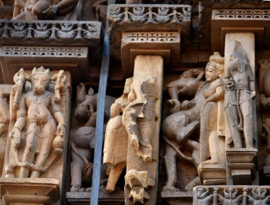 Khajuraho Tapınağı 'ndaki taş oyma heykelleri UNESCO' nun dünya mirası alanı Khajuraho, Madhya Pradesh, Hindistan