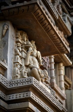 Khajuraho Tapınağı 'ndaki taş oyma heykelleri UNESCO' nun dünya mirası alanı Khajuraho, Madhya Pradesh, Hindistan