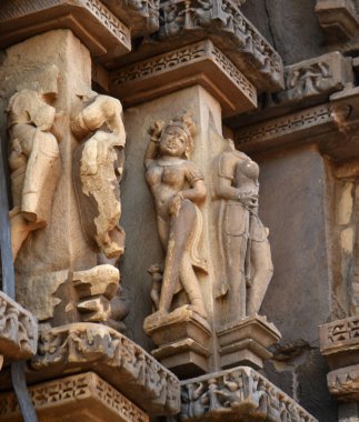 Khajuraho Tapınağı 'ndaki taş oymacılığı, UNESCO' nun dünya mirası alanı Khajuraho, Madhya Pradesh, Hindistan