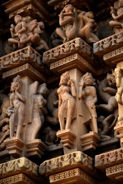 Khajuraho Tapınağı 'ndaki taş oymacılığı, UNESCO' nun dünya mirası alanı Khajuraho, Madhya Pradesh, Hindistan