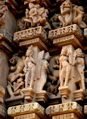 Khajuraho Tapınağı 'nın duvarına antik bir erotik kadın heykeli oymak UNESCO' nun dünya mirası.