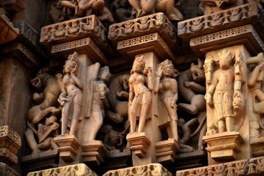 Khajuraho Tapınağı 'nın duvarına antik bir erotik kadın heykeli oymak UNESCO' nun dünya mirası.