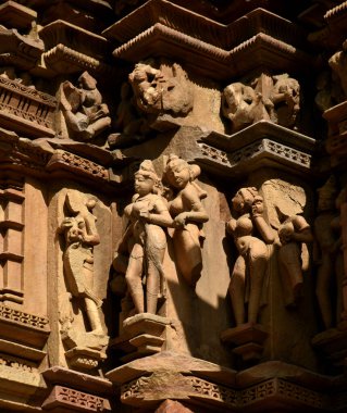 Khajuraho Tapınağı 'ndaki taş oymacılığı, UNESCO' nun dünya mirası alanı Khajuraho, Madhya Pradesh, Hindistan
