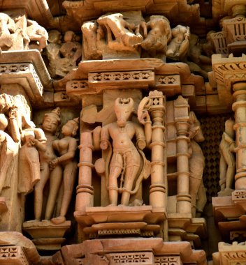 Khajuraho Tapınağı 'ndaki taş oyma heykelleri UNESCO' nun dünya mirası alanı Khajuraho, Madhya Pradesh, Hindistan
