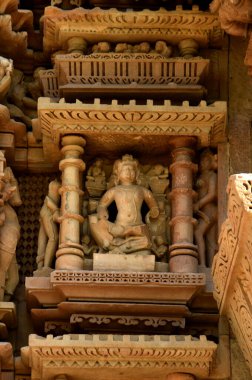 Khajuraho Tapınağı 'ndaki taş oyma heykelleri UNESCO' nun dünya mirası alanı Khajuraho, Madhya Pradesh, Hindistan