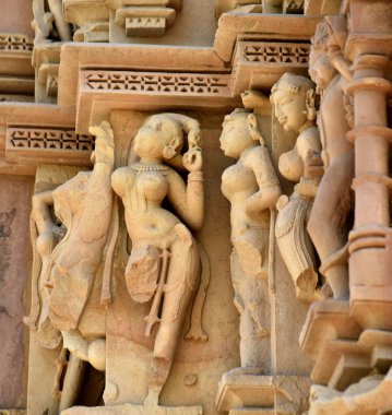 Khajuraho Tapınağı 'nın duvarına antik bir erotik kadın heykeli oymak UNESCO' nun dünya mirası.