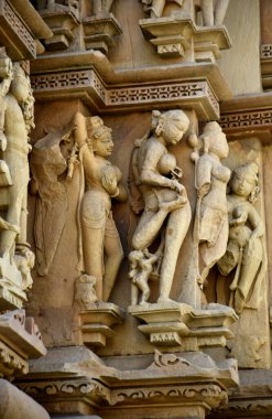 Khajuraho Tapınağı 'nın duvarına antik bir erotik kadın heykeli oymak UNESCO' nun dünya mirası.