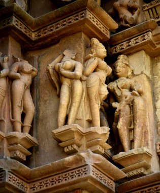 Khajuraho Tapınağı 'ndaki taş oyma heykelleri UNESCO' nun dünya mirası alanı Khajuraho, Madhya Pradesh, Hindistan