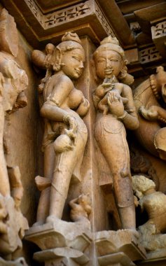 Khajuraho Tapınağı 'nın duvarına antik bir erotik kadın heykeli oymak UNESCO' nun dünya mirası.