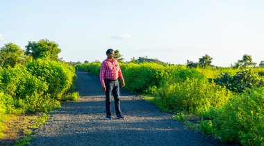 orman yolu üzerinde yürüyen adam