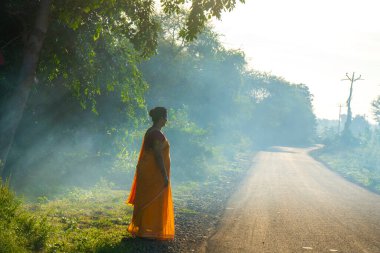 Sabah ormandaki kadın.