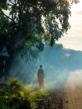 Sabah ormandaki kadın.